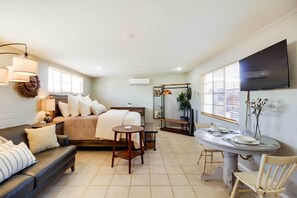 Apartment (0 Bedroom) | Interior