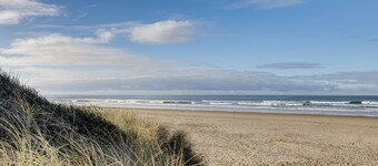 Quaint Rockaway Beach Gem: Walk to Shore!