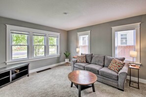 Interior - Lakeside Garden Home - 1 Mile to Main Street! (Fort Wayne)