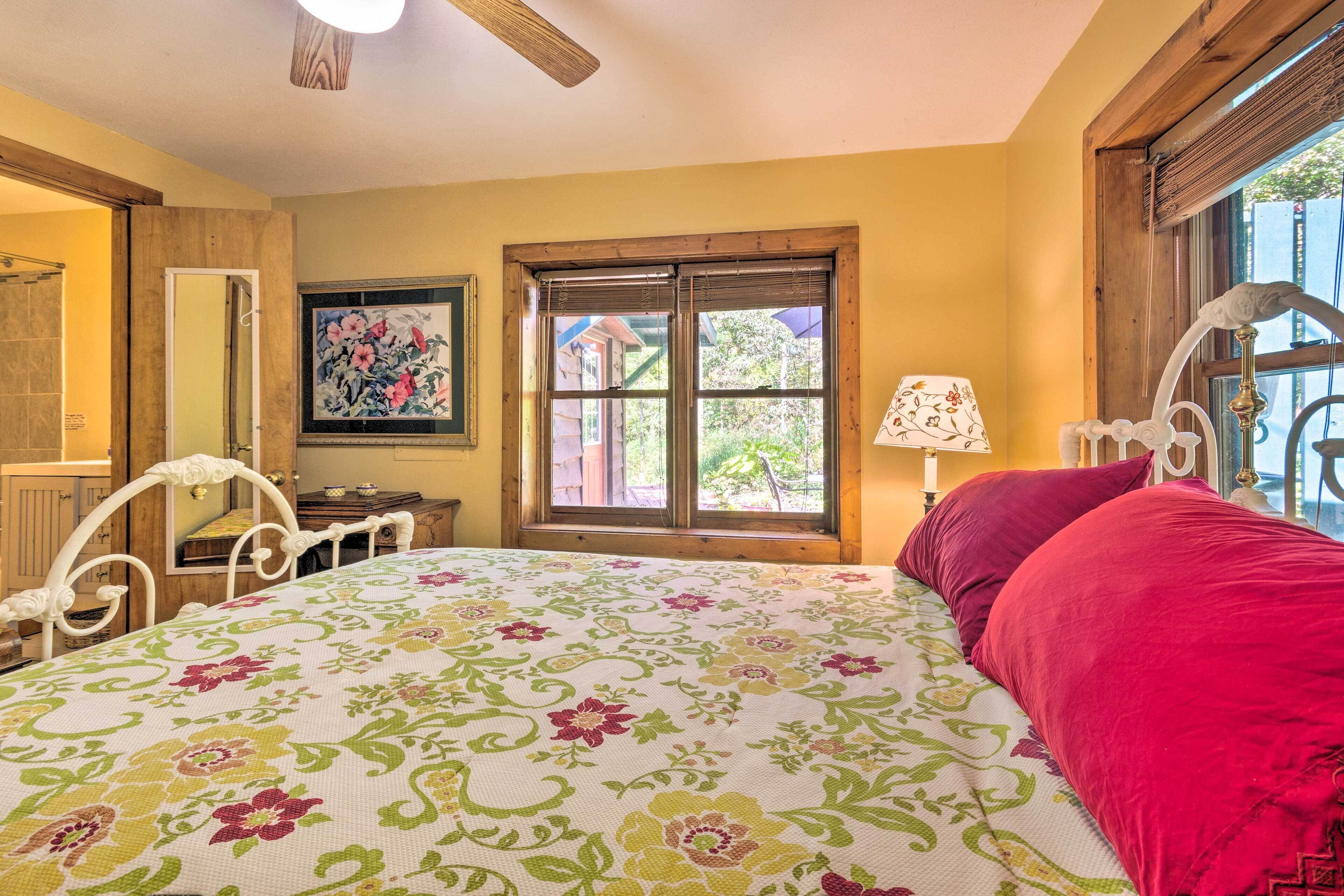Quarto com cama, janela, luminária e cabeceira de madeira.