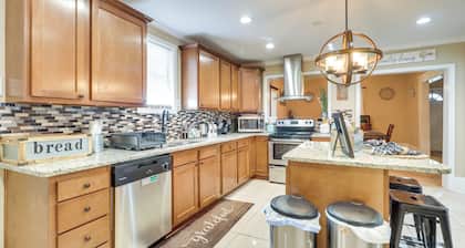 Updated Farmhouse w/ Yard, 10 Mi to Dtwn Atlanta