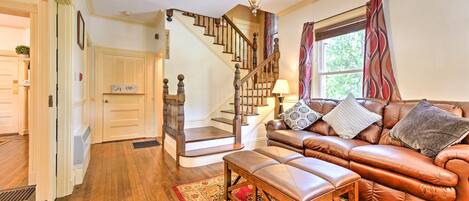House (6 Bedrooms) | Interior
