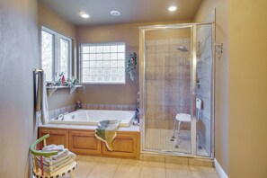 Interior - Lakefront Home w/ Furnished Deck in Grove! (Grove)