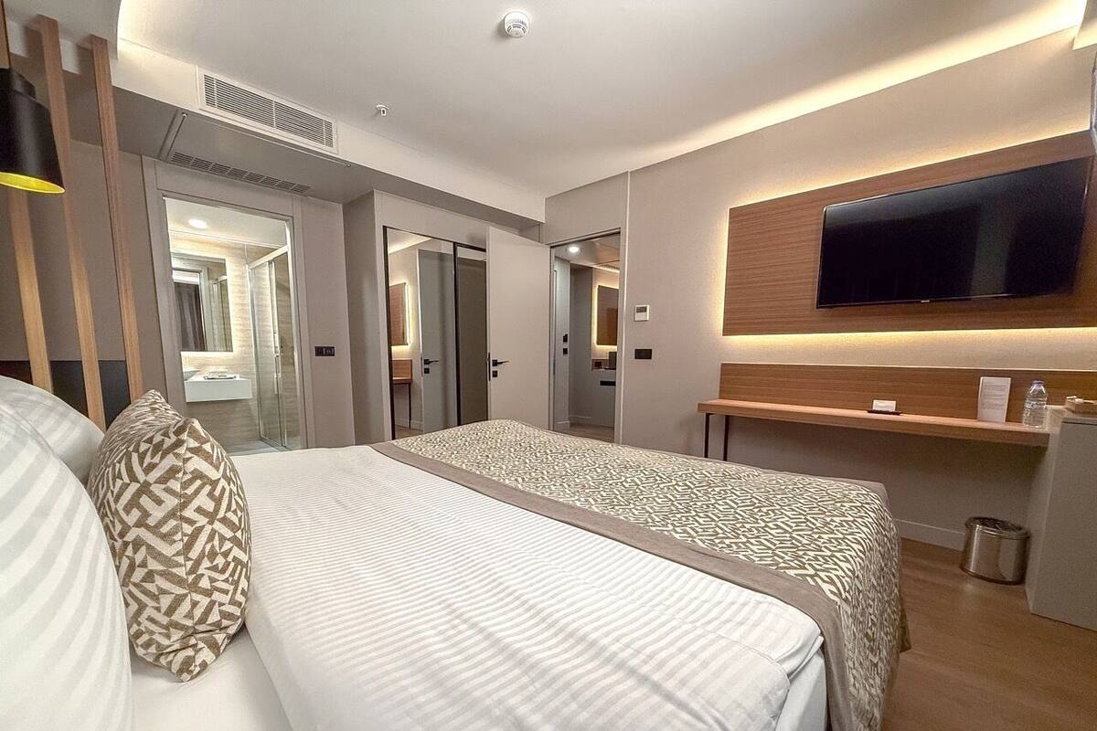 Junior Corner Suite | 迷你吧、房內夾萬、書桌、手提電腦工作空間