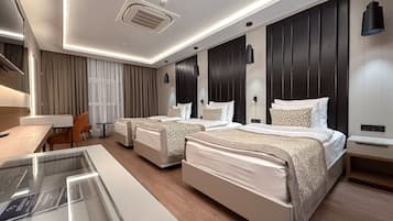 Kamar Twin Deluks, pemandangan kota | 1 kamar tidur, minibar, brankas, dan meja kerja