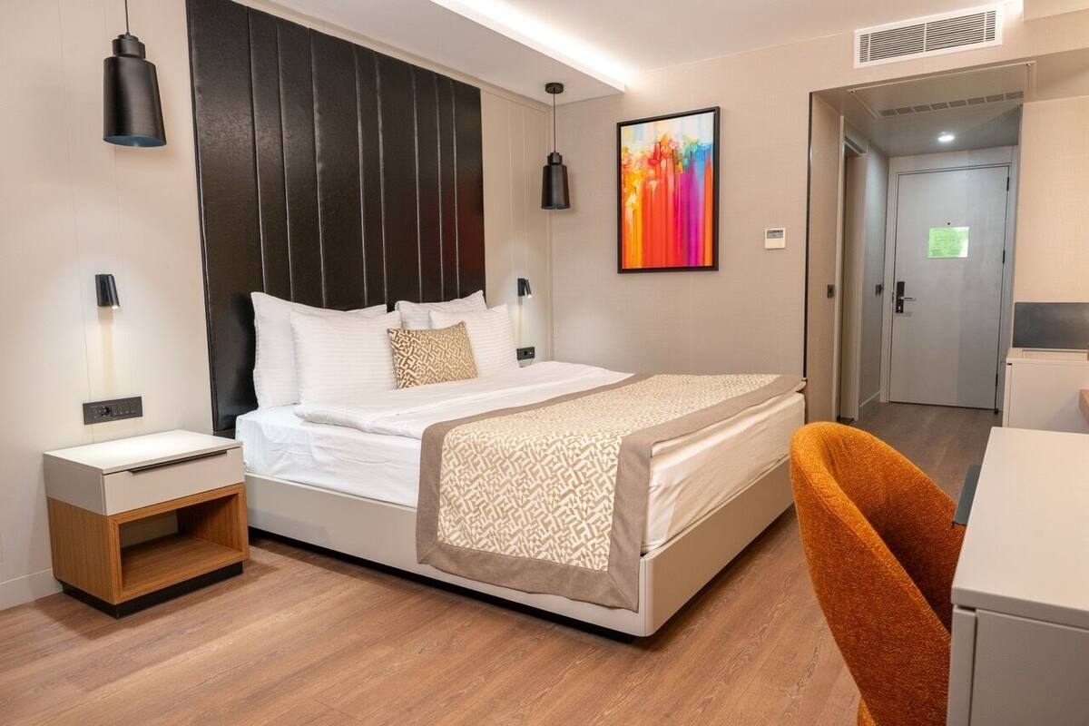 Deluxe King Room | 迷你吧、房內夾萬、書桌、手提電腦工作空間
