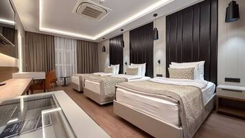 Minibar, Zimmersafe, Schreibtisch, laptopgeeigneter Arbeitsplatz