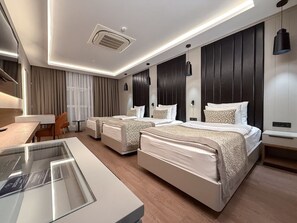Minibar, in-room safe, desk, laptop workspace - Dedeman Adana (Adana)
