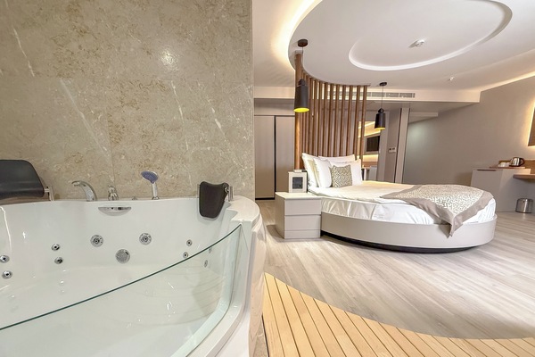 Honeymoon Room with Jacuzzi | Minibar, caja fuerte, escritorio y espacio para trabajar con un portátil