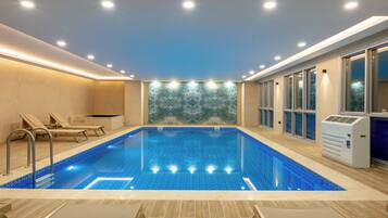 Kolam renang indoor dan kolam renang outdoor