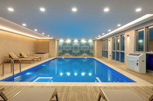 Una piscina cubierta, una piscina al aire libre