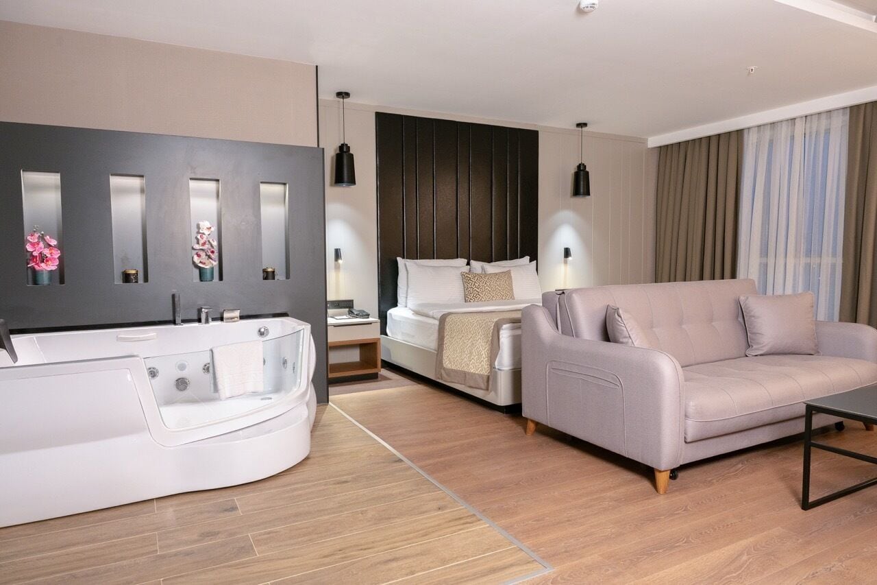 Corner Room with Jacuzzi & Balcony | Μίνι μπαρ, χρηματοκιβώτιο στο δωμάτιο, γραφείο 