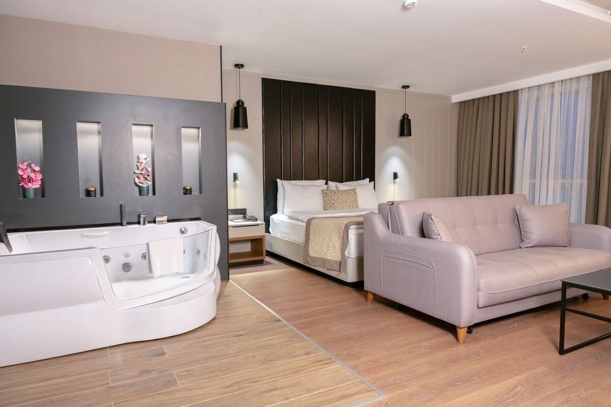Corner Room with Jacuzzi & Balcony | 迷你吧、房內夾萬、書桌、手提電腦工作空間