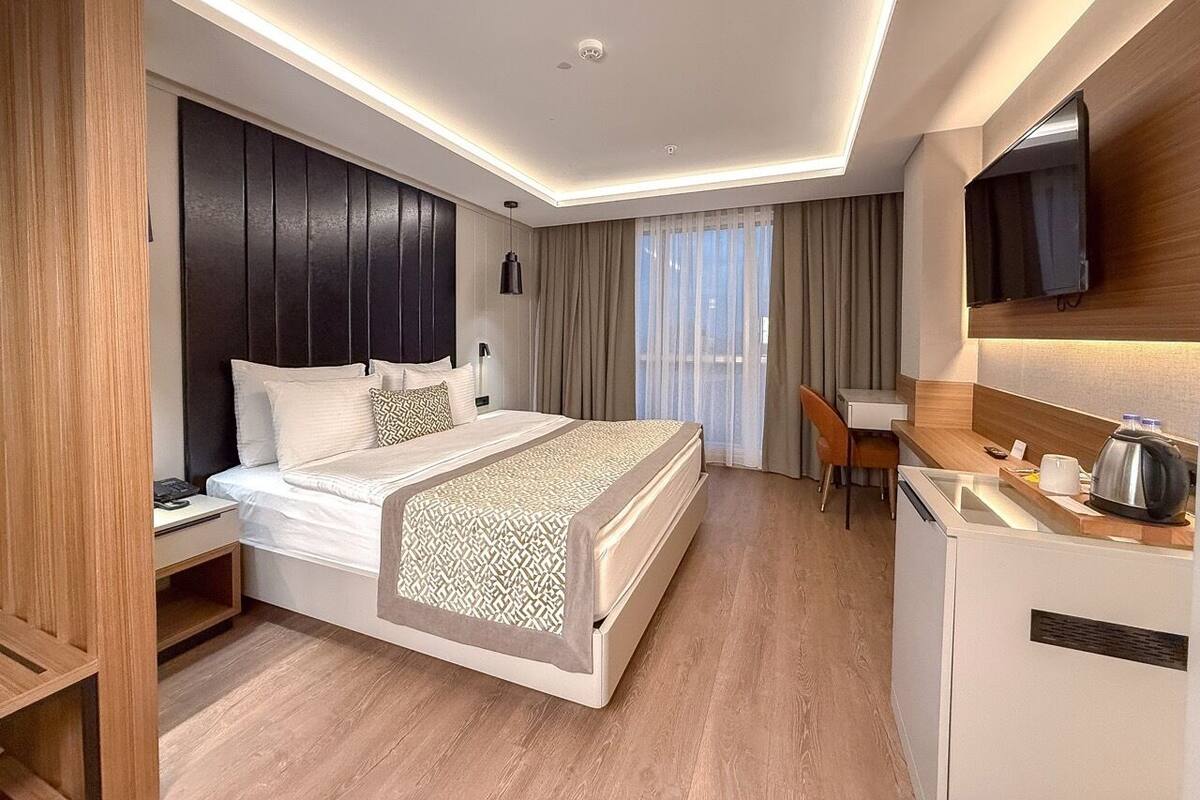 Grand Suite Jacuzzi and Balcony | 迷你吧、房內夾萬、書桌、手提電腦工作空間