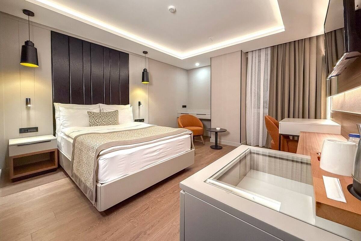 Superior French Room | 迷你吧、房內夾萬、書桌、手提電腦工作空間