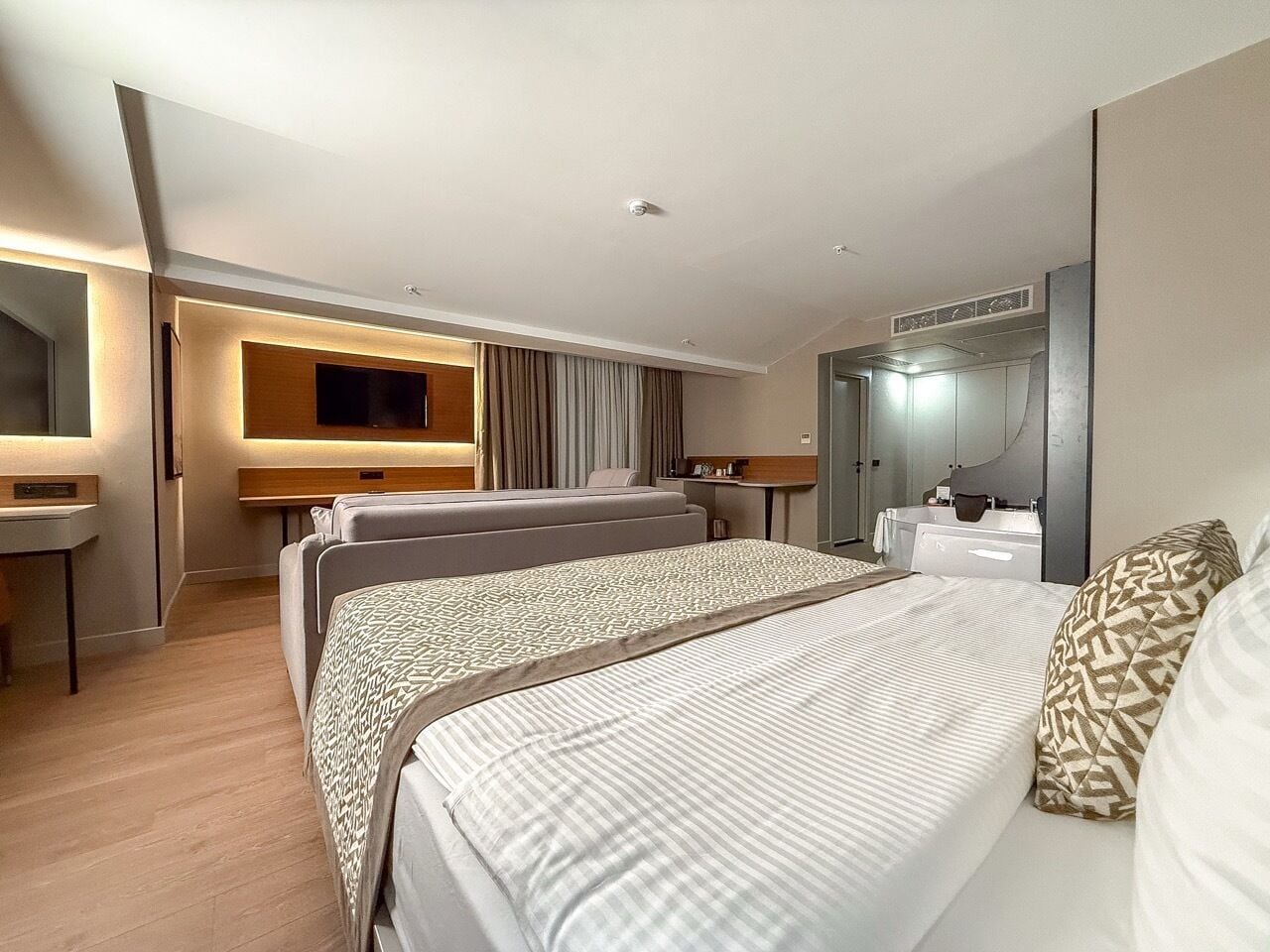 Grand Suite Jacuzzi and Balcony | Minibár, széf a szobában és íróasztal