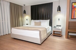 Junior Corner Suite | Minibar, in-room safe, desk, laptop workspace - Dedeman Adana (Adana)