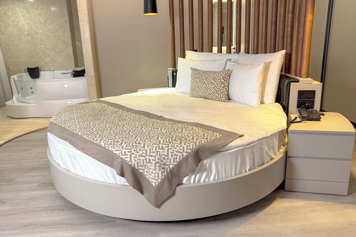 Honeymoon Room with Jacuzzi | 迷你吧、房內夾萬、書桌、手提電腦工作空間