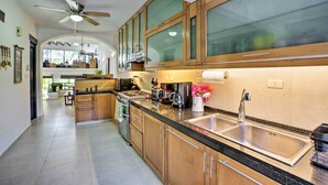 Interior - Updated Oceanside Townhome w/ Pool: Walk to Beach! (Cancun)