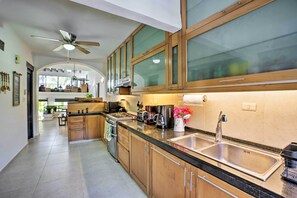 Interior - Updated Oceanside Townhome w/ Pool: Walk to Beach! (Cancun)