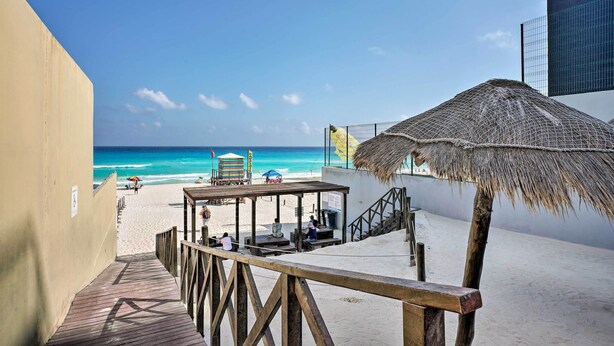 Interior - Updated Oceanside Townhome w/ Pool: Walk to Beach! (Cancun)