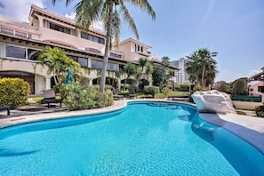 Outdoor pool - Updated Oceanside Townhome w/ Pool: Walk to Beach! (Cancun)