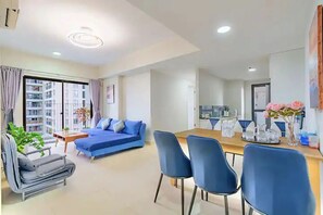 Leilighet – deluxe, 3 soverom, balkong, byutsikt | Memory foam-senger, skrivebord og skrivebord for bærbar PC