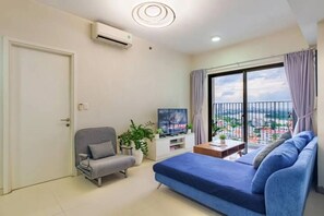 Leilighet – deluxe, 3 soverom, balkong, byutsikt | Memory foam-senger, skrivebord og skrivebord for bærbar PC