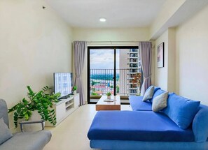 Leilighet – deluxe, 3 soverom, balkong, byutsikt | Memory foam-senger, skrivebord og skrivebord for bærbar PC