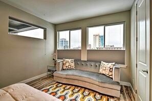 Interior - Modern Anchorage Townhome - By Delaney Park Strip! (Anchorage)