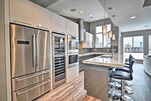 Interior - Modern Anchorage Townhome - By Delaney Park Strip! (Anchorage)