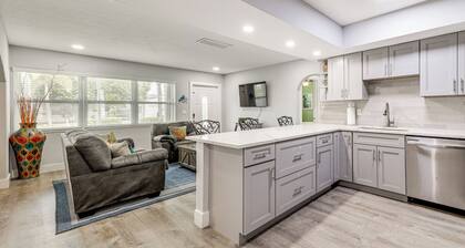 1 Mi to Beach: Sunny Lantana Cottage w/ Pool!