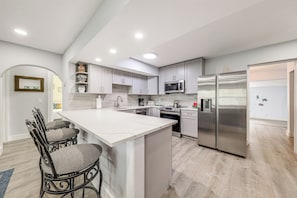 Cottage (3 Bedrooms) | Interior - 1 Mi to Beach: Sunny Lantana Cottage w/ Pool! (Lantana)