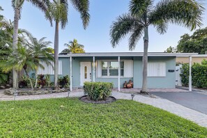 Cottage (3 Bedrooms) | Interior - 1 Mi to Beach: Sunny Lantana Cottage w/ Pool! (Lantana)