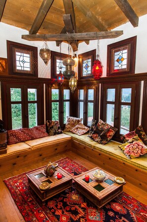 Televisión y chimenea