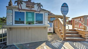 Una chioschetto sulla spiaggia con un cartello che indica che è chiuso.