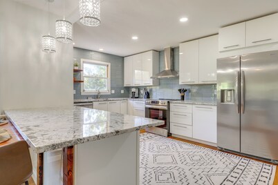 Fire Pit & Kayaks: Lake Oconee Waterfront Escape!