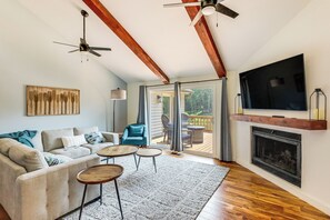 Interior - Fire Pit & Kayaks: Lake Oconee Waterfront Escape! (Eatonton)