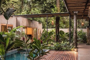 Una piscina al aire libre