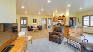A spacious living area with a kitchen, dining table, and seating arrangements. - Spacious Home 10 Minutes to Ten Sleep Canyon! (Ten Sleep)