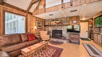 Télévision, cheminée, livres