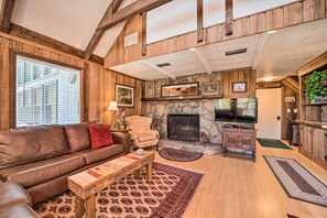 Télévision, cheminée, livres