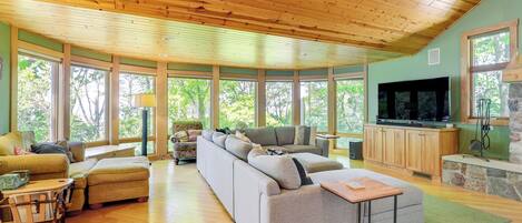 电视、壁炉、iPod 基座、书