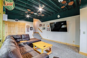 House (6 Bedrooms) | Interior