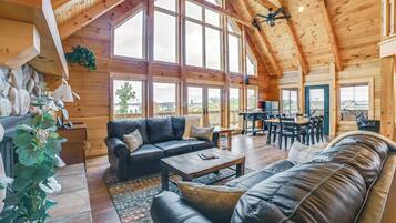 House (6 Bedrooms) | Interior