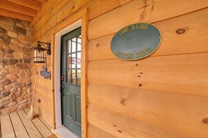 Una puerta de madera con un cartel que dice 'Lake N'Logs Estates Drive'.