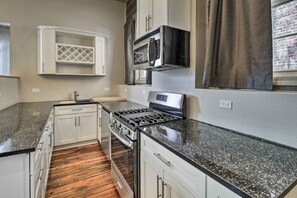 Interior - Sleek Wytheville Apartment Near Food + Drink! (Wytheville)