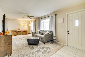 Interior - 8 Mi to State Farm Stadium: Home in Youngtown (Youngtown)