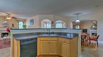 House (4 Bedrooms) | Interior