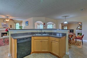 House (4 Bedrooms) | Interior